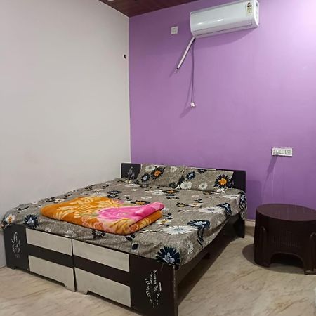 Jay Shree Radhey Home Stay Матхура Экстерьер фото