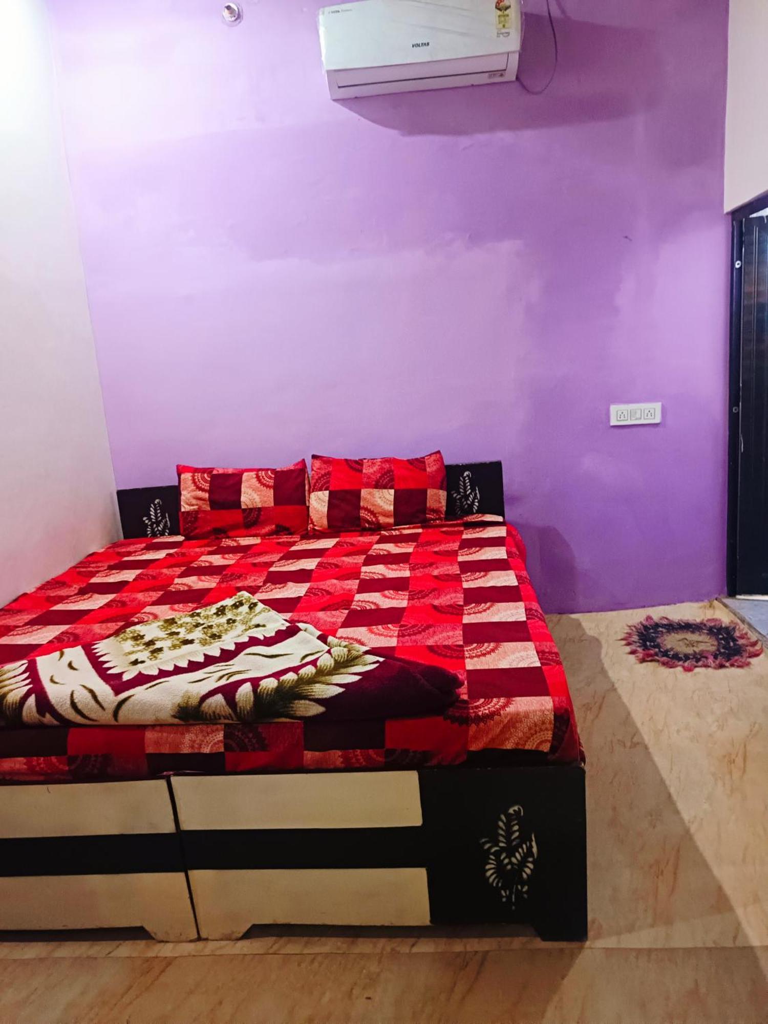 Jay Shree Radhey Home Stay Матхура Экстерьер фото
