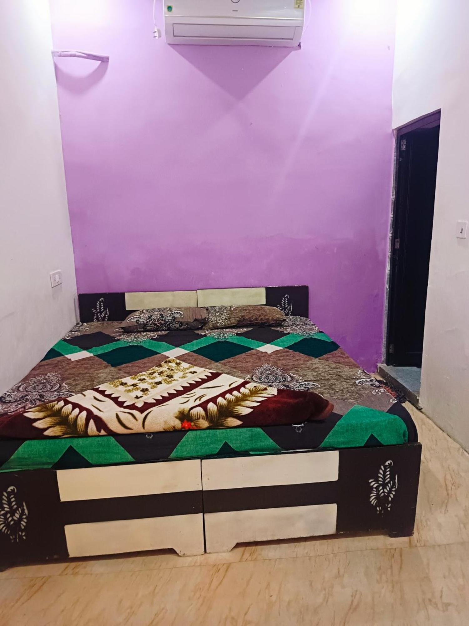 Jay Shree Radhey Home Stay Матхура Экстерьер фото